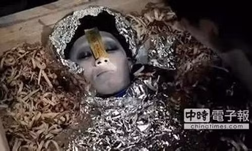 Xác chết để 100 năm vẫn còn nguyên vẹn.