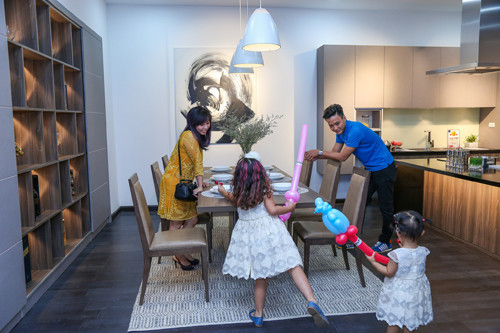 "Trái ngọt” sau hơn 10 năm bên nhau của vợ chồng Hồng Đăng là 2 cô con gái vô cùng xinh xắn.