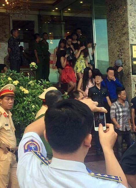 Liên quan vụ việc, hơn chục xe ôtô được điều động để chở những người có mặt ở quán về cơ quan công an để nhà chức trách phân loại, xử lý. Ảnh: CAND.