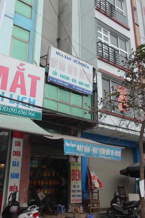 Diện tích căn nhà siêu nhỏ, chỉ đủ kê một kệ hàng là không còn lối đi lại.