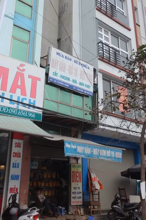 Diện tích căn nhà siêu nhỏ, chỉ đủ kê một kệ hàng là không còn lối đi lại.