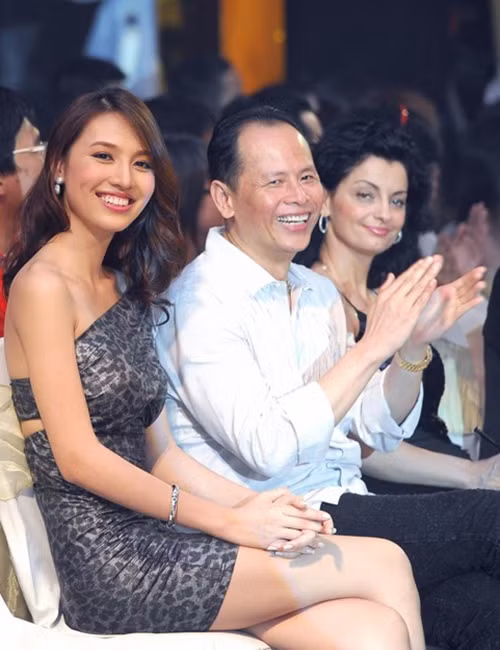 Lần hiếm hoi người đẹp xuất hiện bên cạnh ông xã là tiến sĩ Quang Minh.