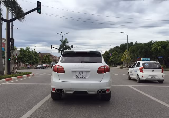 Chiếc xe Porsche Cayenne giá hơn 7 tỷ đồng khác trưng biển số siêu đẹp "ngũ quý 5" hay còn gọi là "Phúc sinh trường tồn". Xe này xuất hiện đầu năm 2016 khi mà đầu số cấp biển cho ô tô ở Nghệ An vẫn đang còn ở đầu 4.