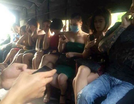 Sau cuộc đột kích, hàng chục chân dài được đưa về trụ sở công an để xét nghiệm ma túy và xác minh lý lịch. Ảnh: CAND.