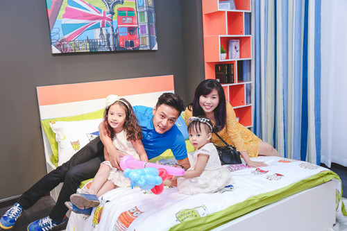 Hai cô công chúa nhà Hồng Đăng khá thích thú khi được sắm sửa đồ mới cho phòng ngủ của mình.