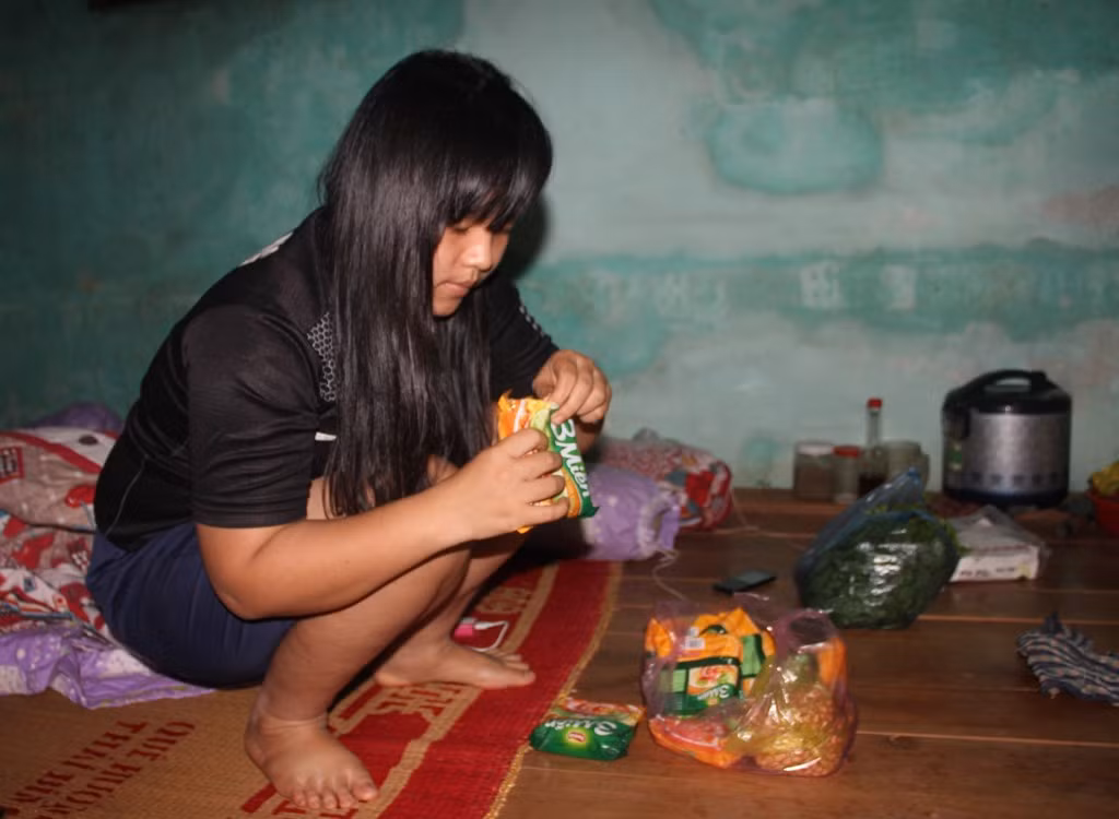 Do bị nước lũ chia cắt từ rạng sáng 27/6, nhiều gia đình không thể ra ngoài mua thức ăn đành phải dùng mì tôm qua bữa.