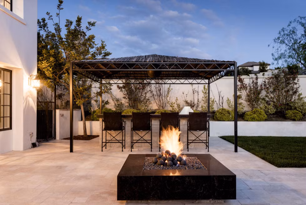 Tính đến thời điểm hiện tại, Instagram của cô có hơn 65 triệu lượt theo dõi, Facebook có gần 14 lượt like. Kylie Jenner chính là ngôi sao trẻ đình đám nhất tại Hollywood tại thời điểm hiện tại.