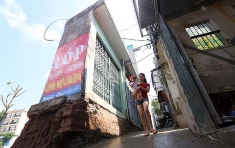 Căn nhà rộng 2.5m chon von bên công trình thi công dở.