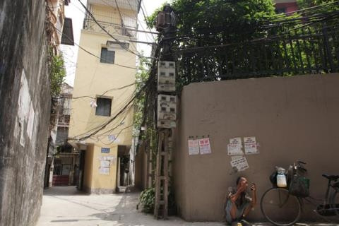 Tầng 1 rộng 1m, dài 5m, 3 tầng trên đua ra ngoài khoảng 1m. Nhìn ngôi nhà như.... Chùa Một Cột.