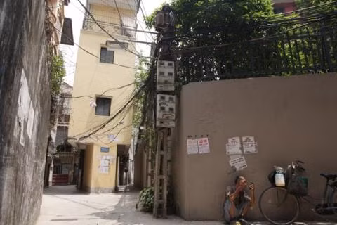 Tầng 1 rộng 1m, dài 5m, 3 tầng trên đua ra ngoài khoảng 1m. Nhìn ngôi nhà như.... Chùa Một Cột.