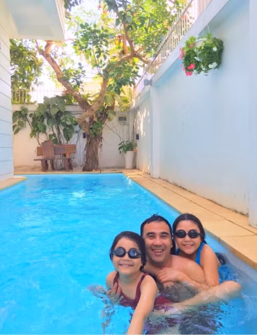 Bể bơi mát mẻ ngay cạnh nhà.