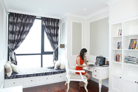 Phòng làm việc trắng thuần khiết dễ dàng giúp cô tập trung.