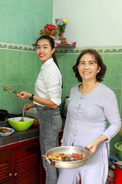 Đảm đang nấu ăn bên mẹ trong gian bếp giản dị.