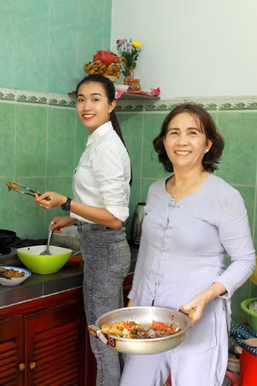Đảm đang nấu ăn bên mẹ trong gian bếp giản dị.