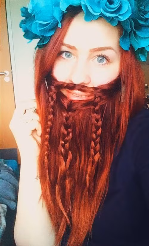 Sau nhiều trào lưu quái dị như không cạo lông nách, nuôi lông chân, nhuộm lông nách, nhuộm tóc thiên hà, lông nách lấp lánh... mới đây, những "cô nàng lắm chiêu" lại khởi xướng một trào lưu mới, trêu tức cánh đàn ông, đó là trào lưu bện tóc thành râu.