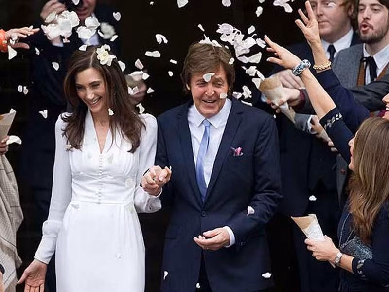 9. Nhạc sĩ Paul McCartney kết hôn với doanh nhân Heather Mills vào năm 2002 – 3 triệu USD.