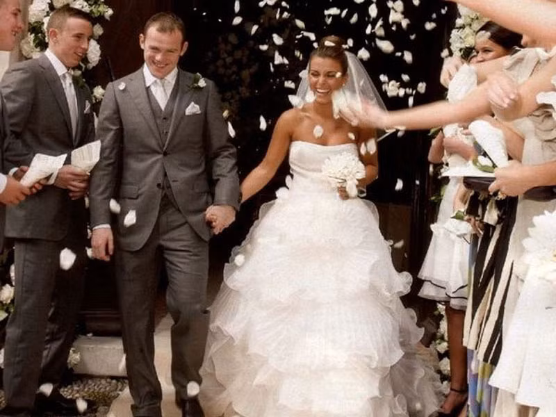 6. Tiền đạo Wayne Rooney của M.U kết hôn với Coleen McLoughlin vào năm 2008 – 8 triệu USD.