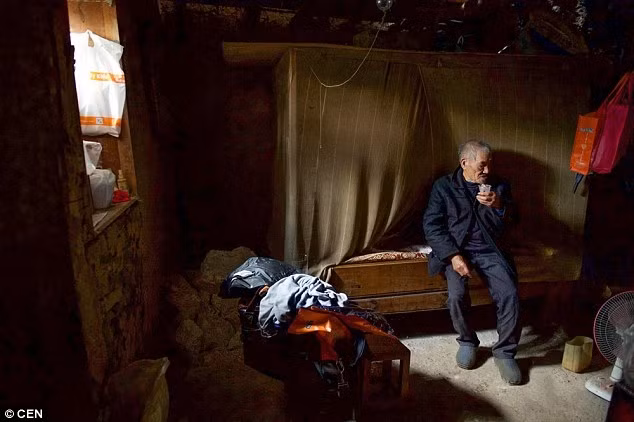 Các bức ảnh chụp cuộc sống của ông Tan đã được đăng tải trên nhiều tờ báo Trung Quốc và gây xôn xao trên mạng xã hội. Nhiều cư dân mạng nói rằng họ ghen tị với Tan, trong bối cảnh áp lực tăng cao khiến không ít người Trung Quốc thèm khát một cuộc sống thanh bình như của ông.