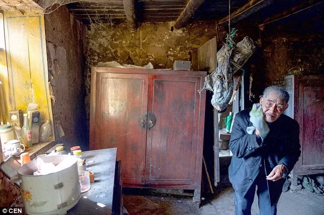 Tan, người trong độ tuổi 70, nói rằng ông thà sống một mình còn hơn là rời khỏi quê hương.