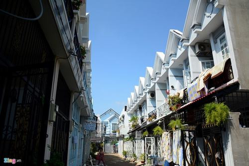 "Nhà nước cấm tách thửa đất nông nghiệp và quy định hạn mức tách thửa ở Nhà Bè nhỏ nhất phải hơn 80 m2. Nếu xây nhà đúng diện tích quy định thì giá trị căn nhà rất lớn, nên giới đầu tư mua từng thửa đất lớn rồi chuyển đổi, xin phép xây dựng nhà kiểu cấp phép 1 căn nhưng chia nhỏ thành nhiều căn để bán theo túi tiền của người có nhu cầu. Vì vậy mà phần lớn nhà ở đây đều đứng tên đồng sở hữu", anh Hưng giải thích.