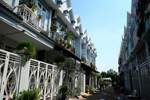 Đặc biệt nhất là khu vực thuộc hẻm 1491. Tại khu dân cư này, các dãy nhà với hàng trăm căn hộ dính liền, giáp mặt và giống nhau như đúc.