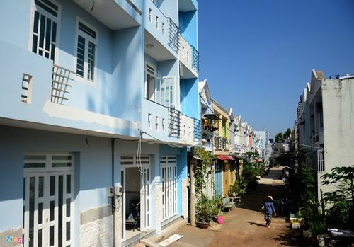 Sâu trong các con hẻm của tuyến đường Lê Văn Lương, những dãy nhà giống hệt nhau mọc san sát.