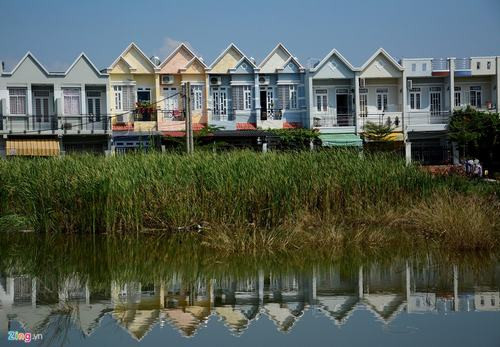 Một dãy nhà thuộc hẻm 1465, ấp 2, xã Nhơn Đức. Nhìn từ xa, những căn nhà này trông giống những căn biệt thự liền kề.