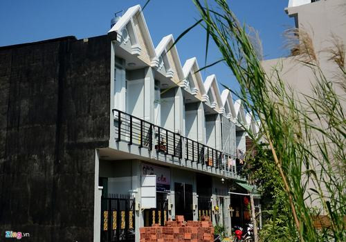 Anh Thanh Hưng, một chủ của dãy nhà 6 căn thuộc xã Nhơn Đức, cho biết trước khi các căn nhà khang trang mọc lên, khu vực này là bãi đất trống lục bình, lau, sậy mọc um tùm.