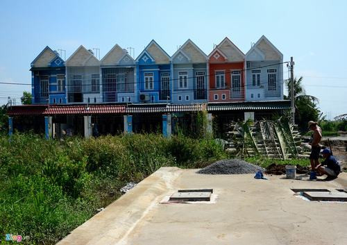 Một con đường bê tông đang được mở xuyên qua bãi lau, sậy, chạy thẳng vào dãy nhà thuộc hẻm 1465. Theo người dân nơi đây, khu vực này các chủ đất đang chuẩn bị xây dựng những dãy nhà tiếp theo.