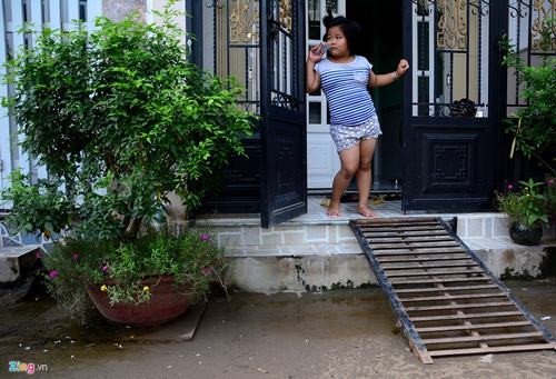 Tại khu dân cư hẻm 1491, đường Lê Văn Lương, nhiều dãy nhà luôn trong tình trạng ngập úng như thế này.