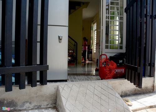 Nhiều hộ phải xây thêm bờ ngăn nước tràn vào hoặc nâng nền. Một số người dân tại đây cho biết, do đi mua nhà vào thời điểm tháng 3-5 thời tiết khô ráo, chủ bán lại khẳng định nền cao nên không biết khu vực này bị ngập bởi triều cường.