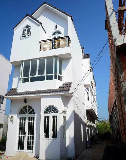 Đi vào phía sau thì thực tế căn nhà này gồm 5 hộ sở hữu 5 căn nhà sát nhau, giống hệt nhau, trong đó có 4 căn diện tích chỉ 20-30 m2.