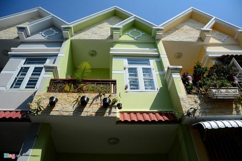 Theo nhân viên công ty môi giới BĐS Đại Phát (xã Nhơn Đức), từ 3 năm nay, công ty đã xây bán hàng trăm căn nhà theo hình thức sở hữu chung, nhà xây tới đâu bán hết tới đó.