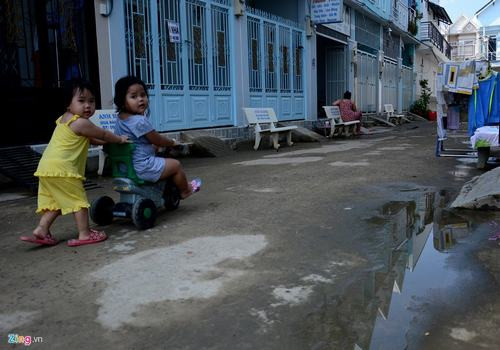 Thực tế, theo nhiều người, mối lo với họ không phải là tính pháp lý của những ngôi nhà đồng sở hữu, mà tình trạng ngập ở các khu dân cư này diễn ra thường xuyên. Tại một số khu vực, các tuyến đường vào khu dân cư được bê tông hóa khá rộng nhưng nền thấp, luôn ngập trong nước khi mưa và triều cường.