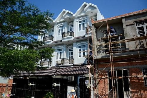 Nhà mới liên tục mọc lên. Nhiều chủ đầu tư cho biết, khách mua nhà ở đây là những người có nhu cầu nhà ở thực sự nên không quan tâm nhiều đến quyền sở hữu chung hay riêng mà chỉ cần mức giá phù hợp với khả năng chi trả. Tại khu vực này, ngay trong thời điểm nhà đất đóng băng thì nhà sở hữu chung vẫn giao dịch sôi động.