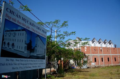 Một chủ đất đang thi công dãy nhà mới cạnh dãy nhà đã có người mua bên đường Lê Văn Lương. Cách công trình không xa là bảng quảng cáo với những mỹ từ rất thu hút.