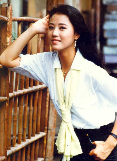 Châu Hải My theo đúng xu thế trang điểm của showbiz Hong Kong trong thập niên 1990: lông mày rậm, mắt kẻ tạo chiều sâu và sử dụng son màu nóng.