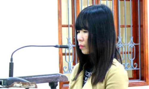 Bị cáo Lê Thị Ngoan trước vành móng ngựa.