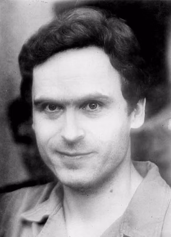Ted Bundy Ted Bundy là một trong những kẻ giết người hàng loạt nổi tiếng nhất mọi thời đại. Trong những năm 1970, ông đã bắt cóc rất nhiều phụ nữ, tấn công tình dục và sau đó giết chết họ. Con số nạn nhân chính xác của Bundy vẫn chưa được làm rõ. Những lời cuối cùng của kẻ giết người này trước khi bị xử tử là: ‘Tôi muốn gửi tình yêu đến với gia đình và bạn bè tôi’. Tuyên bố này có vẻ bình thường so với mọi người nhưng với một kẻ giết người hàng loạt thì lại rất đáng ngạc nhiên.