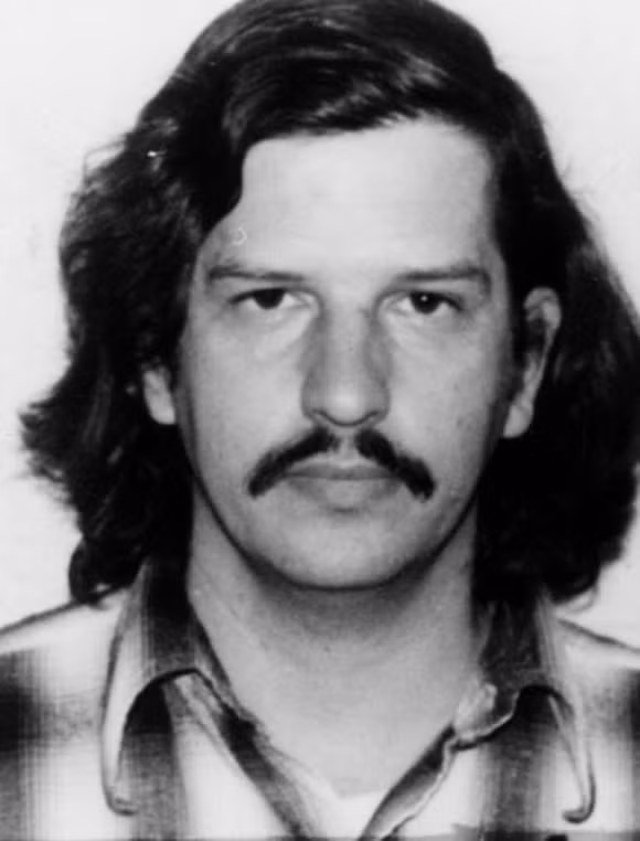 William Bonin Wiliiam Bonin được biết đến với biệt danh 'Freeway Killer' bởi hành vi hay giết người gần các xa lộ. Khoảng giữa năm 1979 và 1980, ông đã giết khoảng 20 – 36 nam giới trẻ tuổi ở miền nam California sau khi tấn công tình dục và tra tấn họ. Trước khi bị xử tử, William Bonin có nói: ‘Tôi đề nghị mọi người nếu có nghĩ rằng sẽ làm điều gì đó chống lại pháp luật thì trước đó hãy đến một nơi yên tĩnh và suy nghĩ về nó một cách nghiêm túc’.