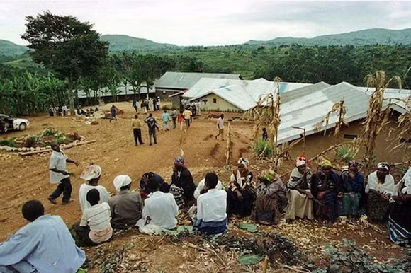 MRTC, Uganda MRTC là một phong trào tôn giáo được thành lập năm 1980 tại Uganda bởi 3 người đàn ông. Họ truyền cho thành viên niềm tin rằng thế giới sẽ bị hủy diệt vào ngày 17/3/2000. Vào chính ngày này, hơn 500 thành viên của MRTC đã đến nhà thờ để cầu nguyện, hát và ăn bò nướng. Không lâu sau, tòa nhà nổ tung. Trong những ngày sau, các thi thể được tìm thấy. Đến bây giờ, người ta vẫn không biết chắc vụ việc là tự sát tập thể hay giết người.