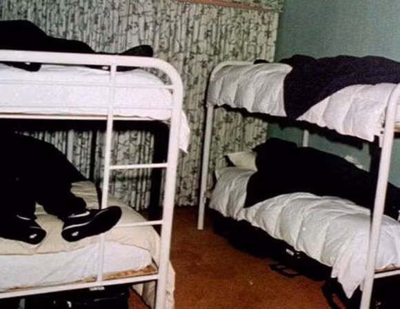 Heaven Gate, California The Heaven’s Gate Cult là một nhóm tôn giáo ở Mỹ. Năm 1997, họ tin rằng môt tàu vũ trụ ngoài hành tinh đang tiến đến trái đất và cách duy nhất để lên đó là phải tự sát. 39 người của nhóm này đã cùng nhau tự tử trong căn biệt thự trắng mà họ đã thuê.