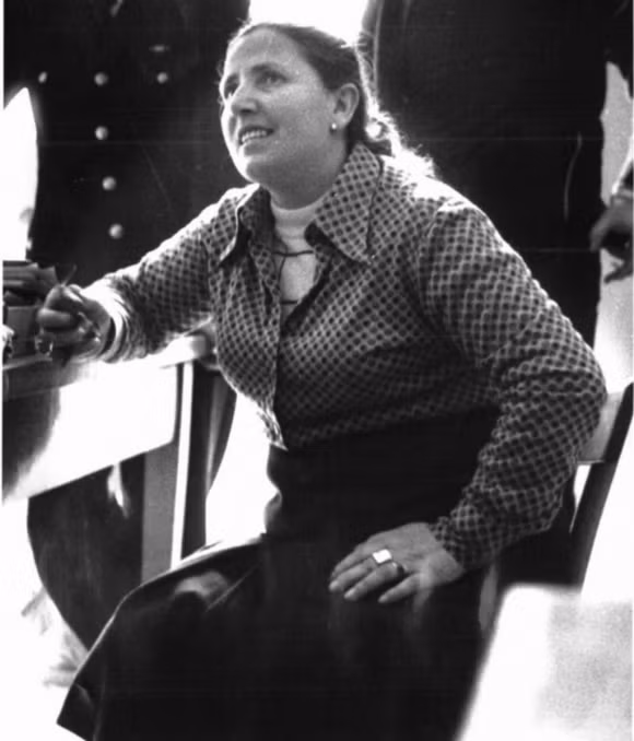 Rosetta Cutolo Rosetta Cutolo, sinh năm 1937 và được biết đến là em gái của Raffaele Cutolo – cựu thủ lĩnh Nuova Camorra Organizzata. Do anh trai dành phần lớn cuộc đời trong nhà tù nên cô được tin tưởng thực hiện hầu hết các công việc kinh doanh của băng đảng. Năm 1993, Rosetta Cutolo bị bắt.