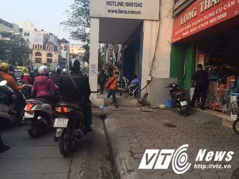 Hiên nhà đồng thời cũng là vỉa hè dành cho người đi bộ.