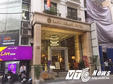 Khách sạn Delano trên phố Bát Sứ "nuốt" trọn vỉa hè, người đi bộ bị đẩy xuống đường.