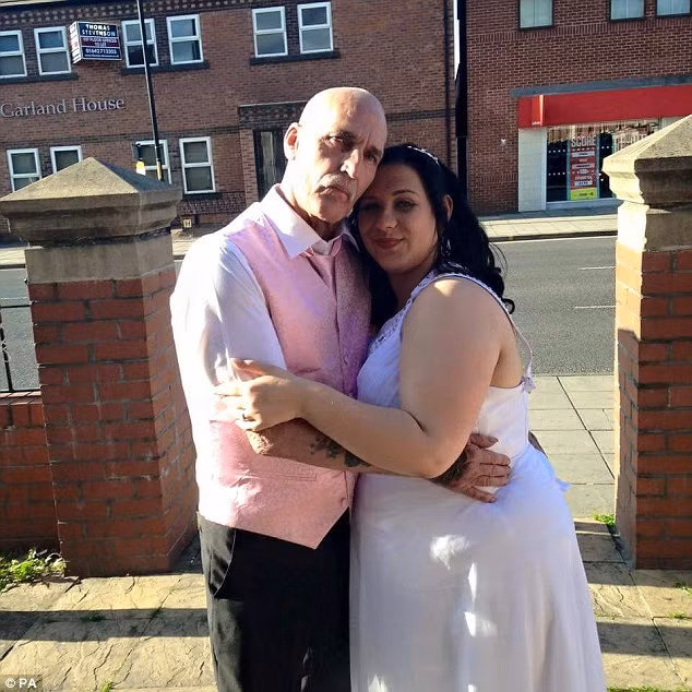 Chuyen tinh lech tuoi cua cu ong gia hon bo vo-Hinh-2