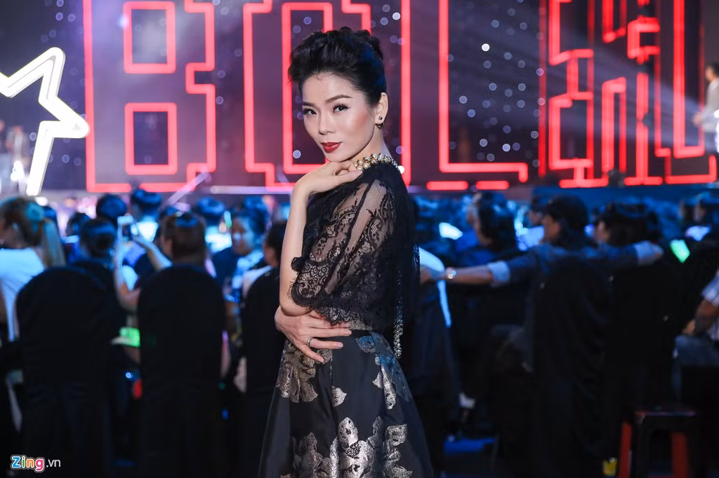 Trưa 14/3, dàn huấn luyện viên (HLV) Thần tượng Bolero có mặt tại sân khấu Nhà thi đấu Quân khu 7 (TP.HCM) để ghi hình cho vòng Thách đấu. HLV Lệ Quyên trung thành với hình ảnh sang trọng, quý phái.