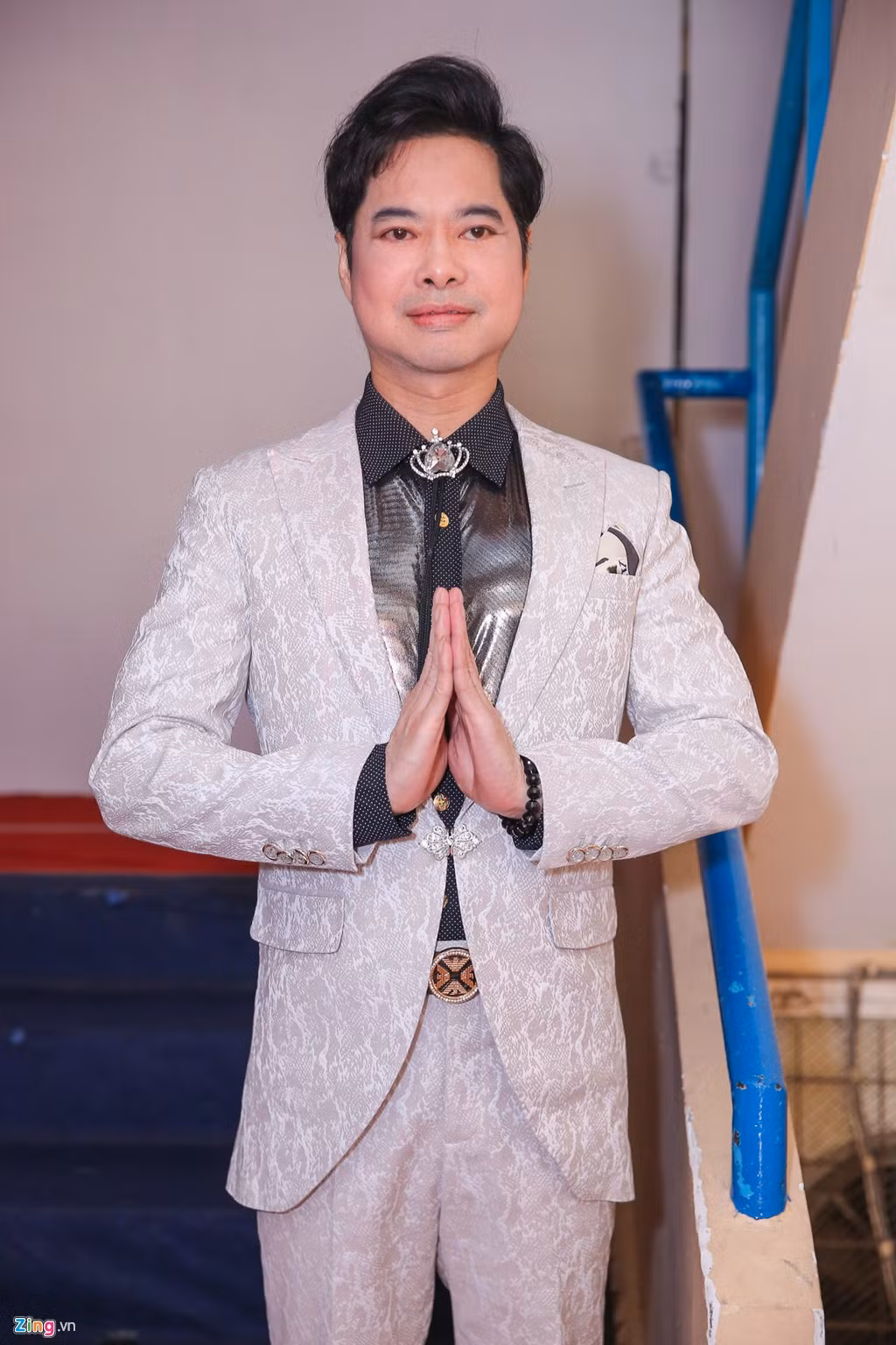 Phong cách chụp ảnh quen thuộc của "ông hoàng nhạc sến" Ngọc Sơn. Trong chương trình Thần tượng Bolero, anh được xem là HLV khó tính nhất và đòi hỏi cao về mặt chuyên môn.