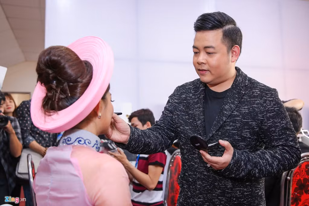 Quang Lê cũng dành thời gian chăm sóc cho các học trò. Anh tranh thủ động viên các thí sinh để không chịu áp lực về tâm lý.