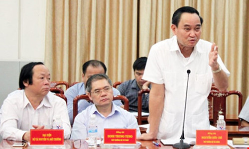 Thứ trưởng Bộ Tài chính Nguyễn Hữu Chí (phải): "Hai ngày nữa Formosa sẽ chuyển nốt 250 triệu USD". Ảnh: CHÂN LUẬN